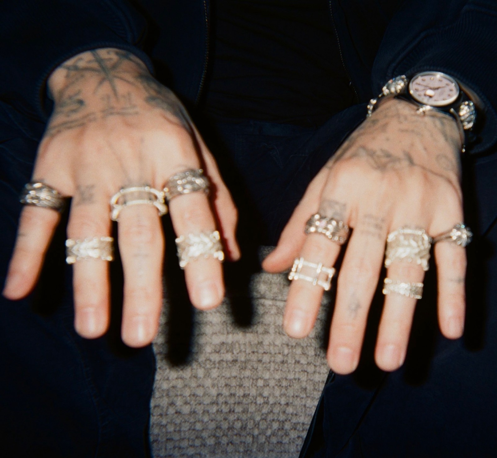 ABALLE SPINALE rings worn on both hands